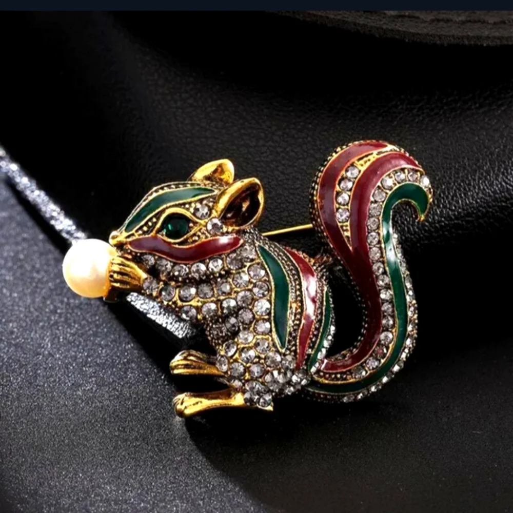 🥳 TRADED! Adorable Squirrel Brooch/Pendant - Picture 1 of 5